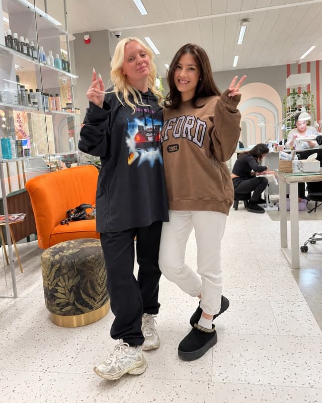 Margareta Serester alături de Alexandra Stan, în salon