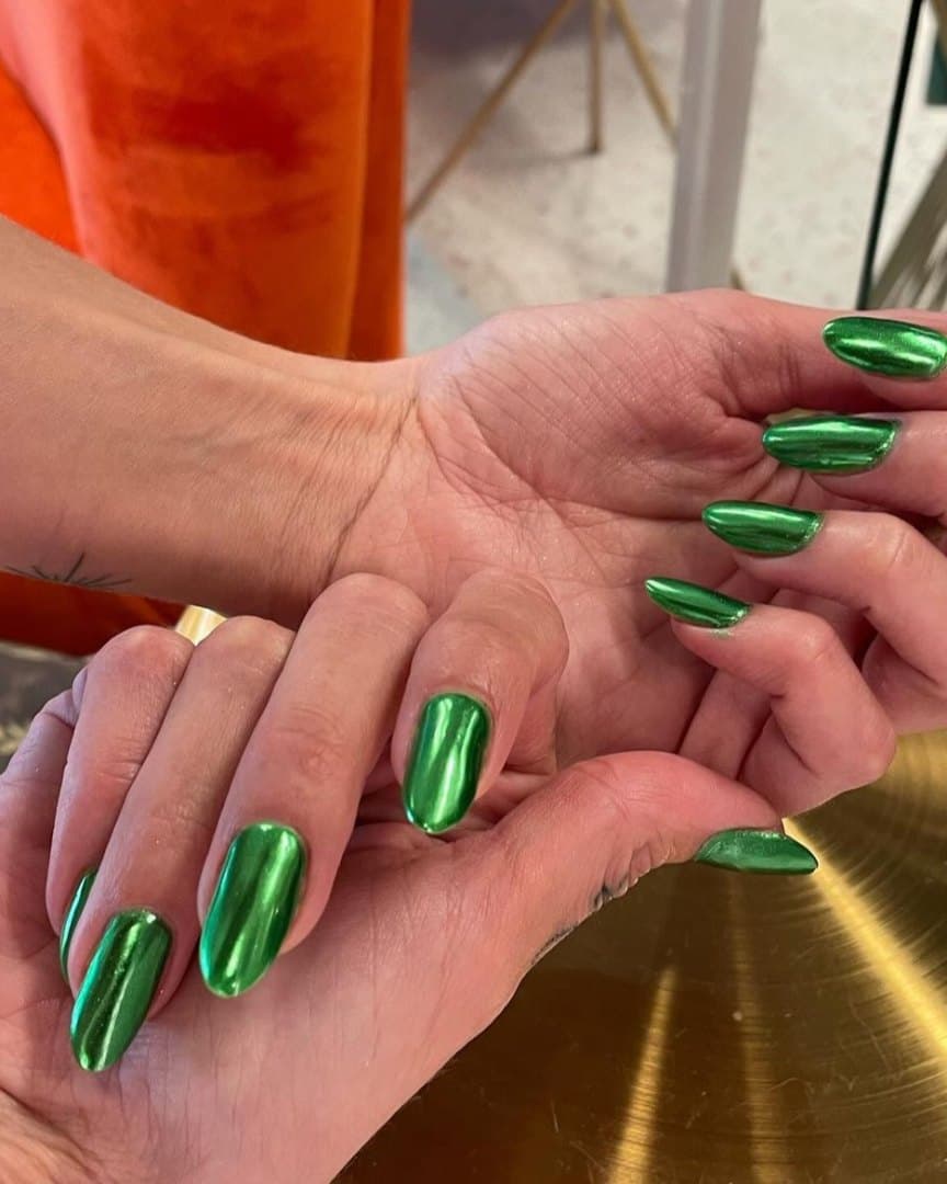 Manichiură semipermanentă verde metalizat, formă migdală lungă